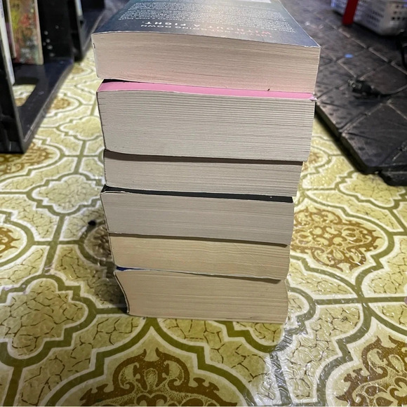 Book bundle for anyone who loves a quick read - Picture 2 of 6